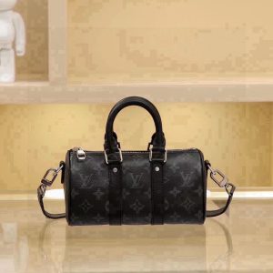 All-Steel Hardware Speedy Pillow Bag Collection This Keepall XS handbag is now available. Perfect for women, yet unisex in design. The black monogram pattern exudes sophistication. Most importantly, the shoulder strap is adjustable. Features: Monogram coated canvas, leather trims, fabric lining, zipper closure, removable and adjustable shoulder strap. Dimensions: 21 × 12 × 9 cm